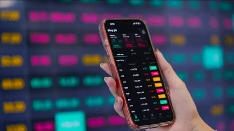 VN-Index tăng hơn 12 điểm, cổ phiếu bất động sản bị bán tháo